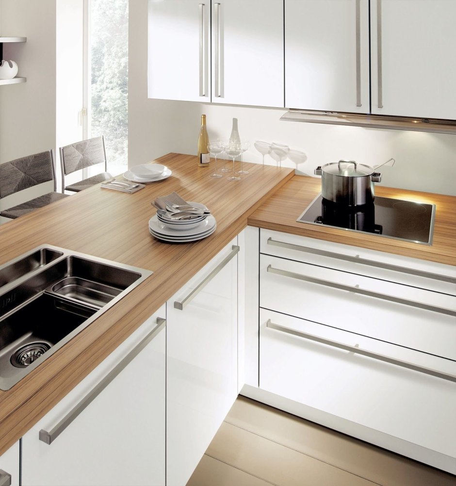 Духовка на столешнице в углу кухни