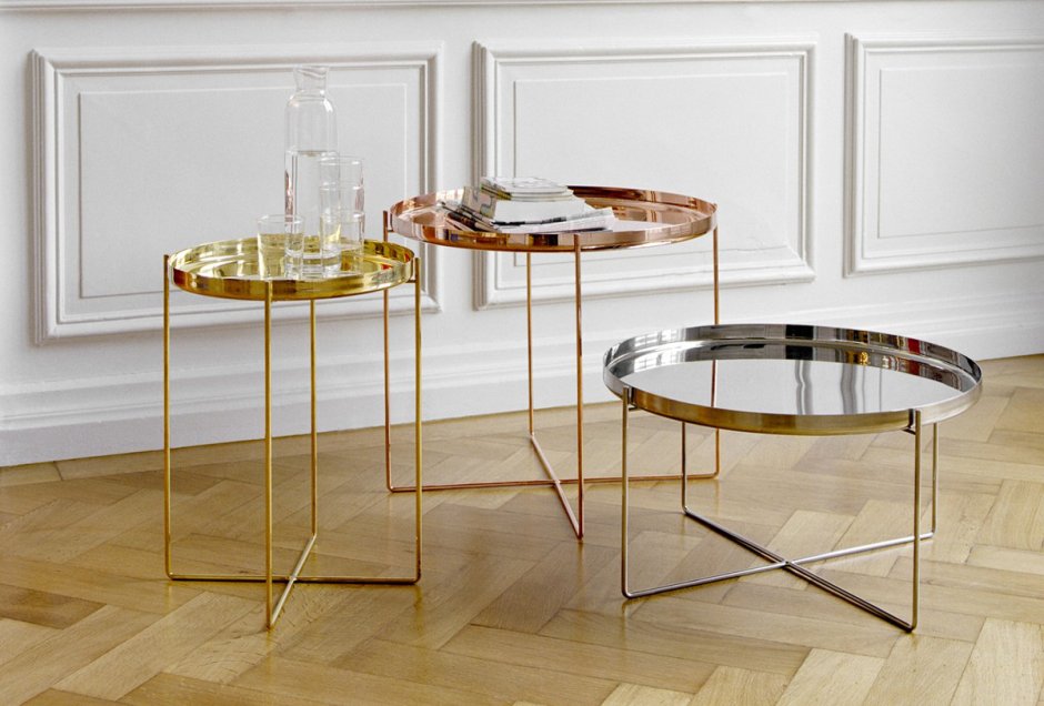Керамический стол с золотыми ножками