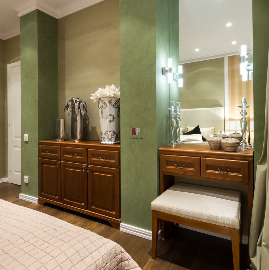Прихожая в классическом стиле в зеленых тонах