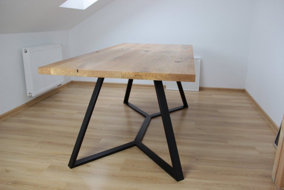 Треугольный стол в стиле лофт