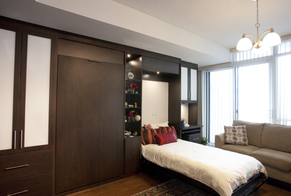 Книжный шкаф вокруг окна