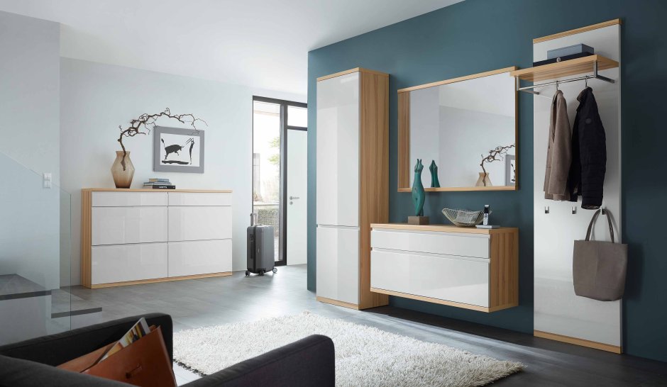 Мебель в прихожую в классическом стиле в светлых тонах