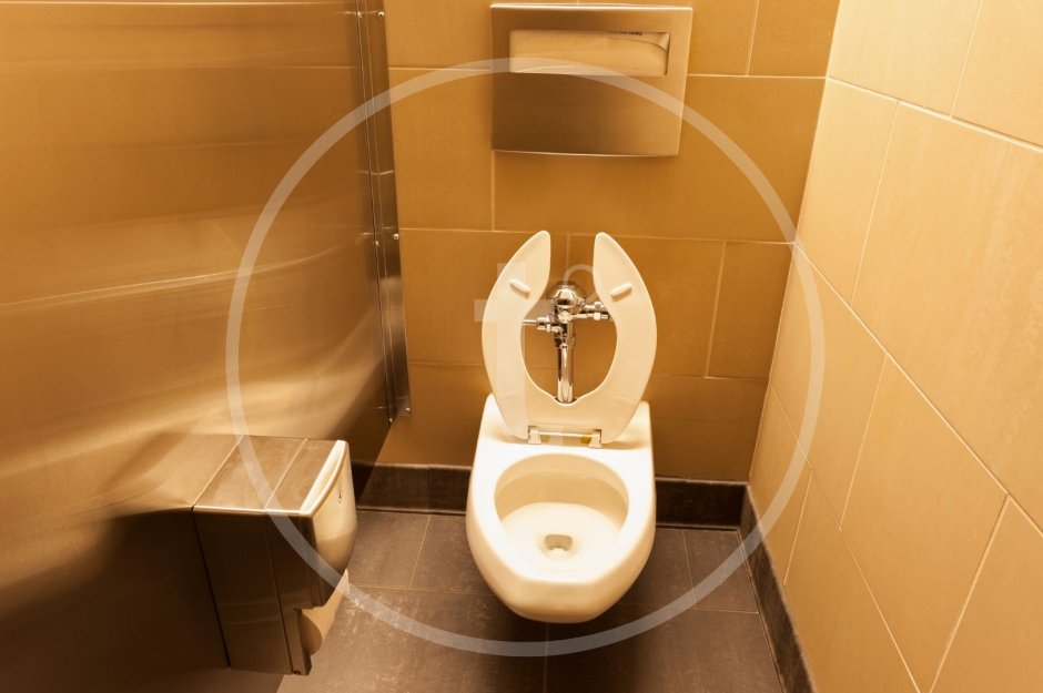 Грязный общественный туалет