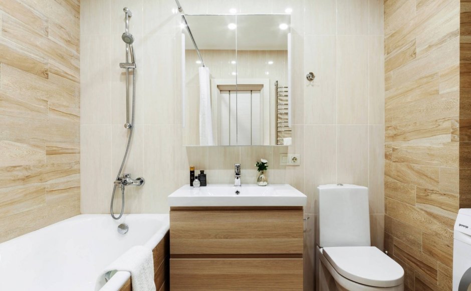 Ванная с плиткой под дерево