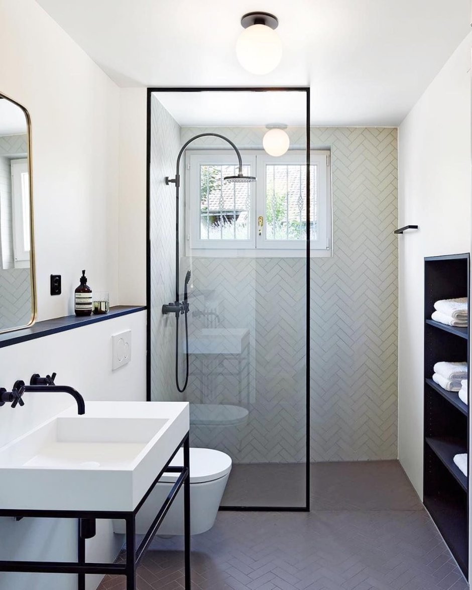 Узкая ванная комната с душевой