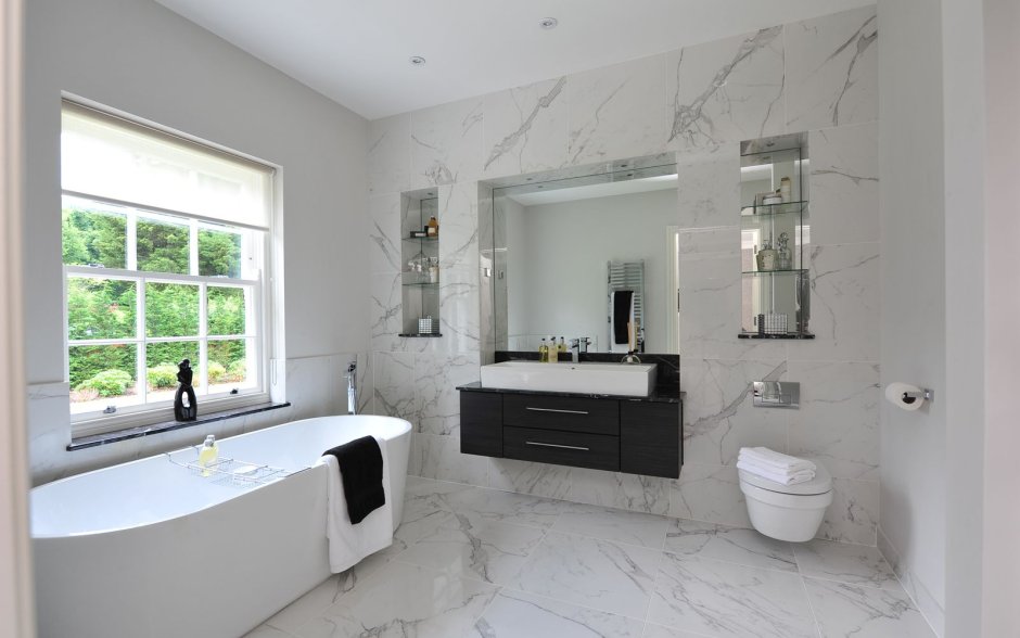 Санузел с окном белый мрамор