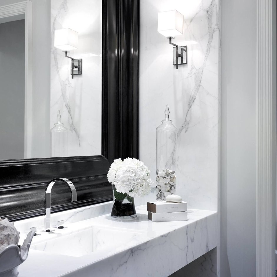 Черно белая мраморная ванная