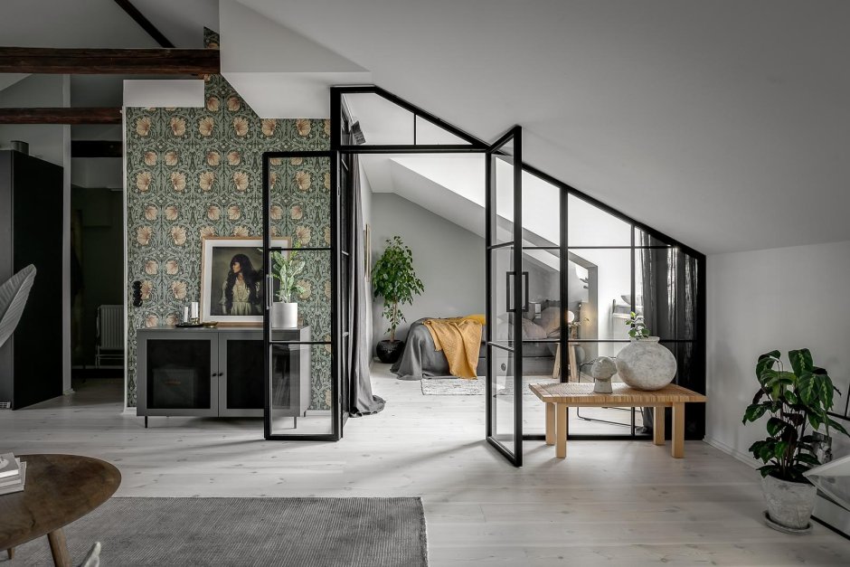 Зеркальная стена на мансарде