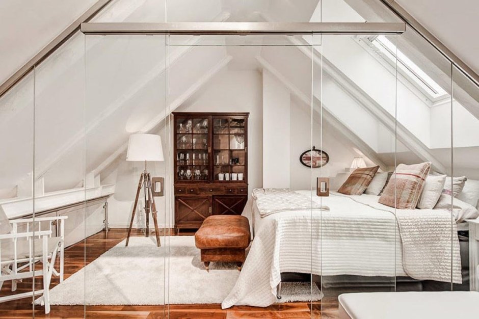 Стеклянная стена в комнате