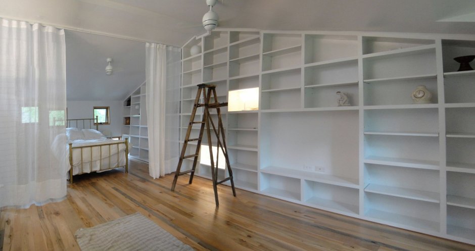 Стеллаж на мансарде