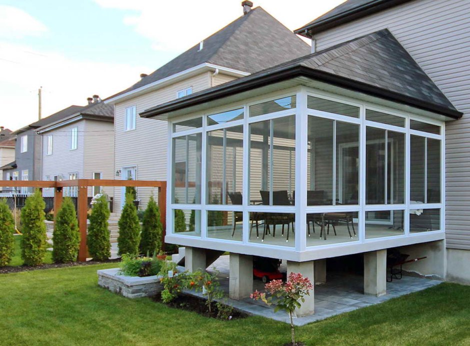 Закрытая веранда с крыльцом