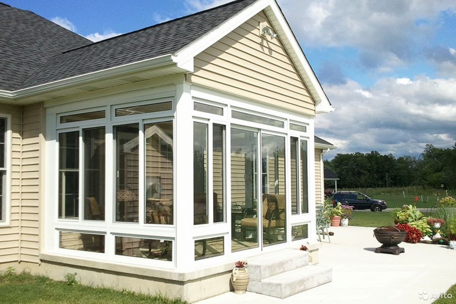 Застекленная беседка с навесом
