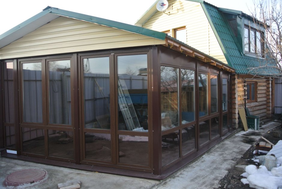 Застекленная деревянная веранда