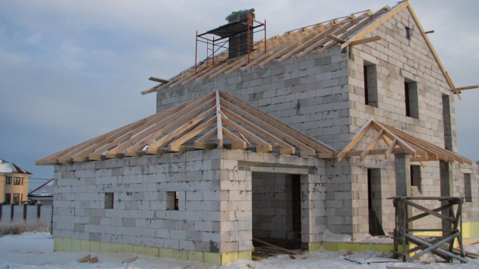 Пристройка с односкатной крышей к деревянному дому