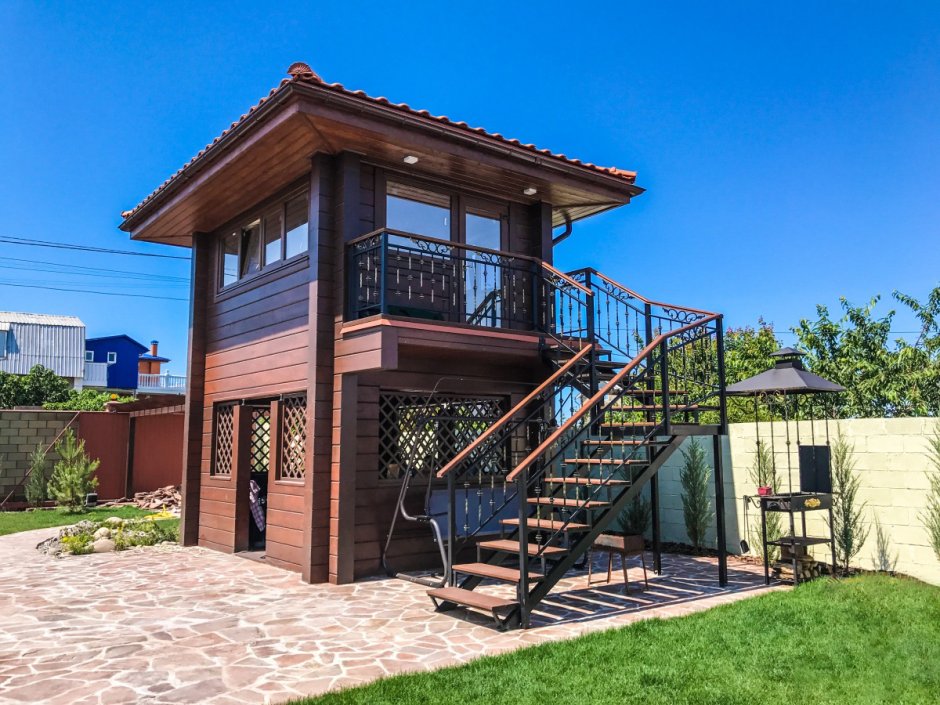 Дом на дереве на сваях