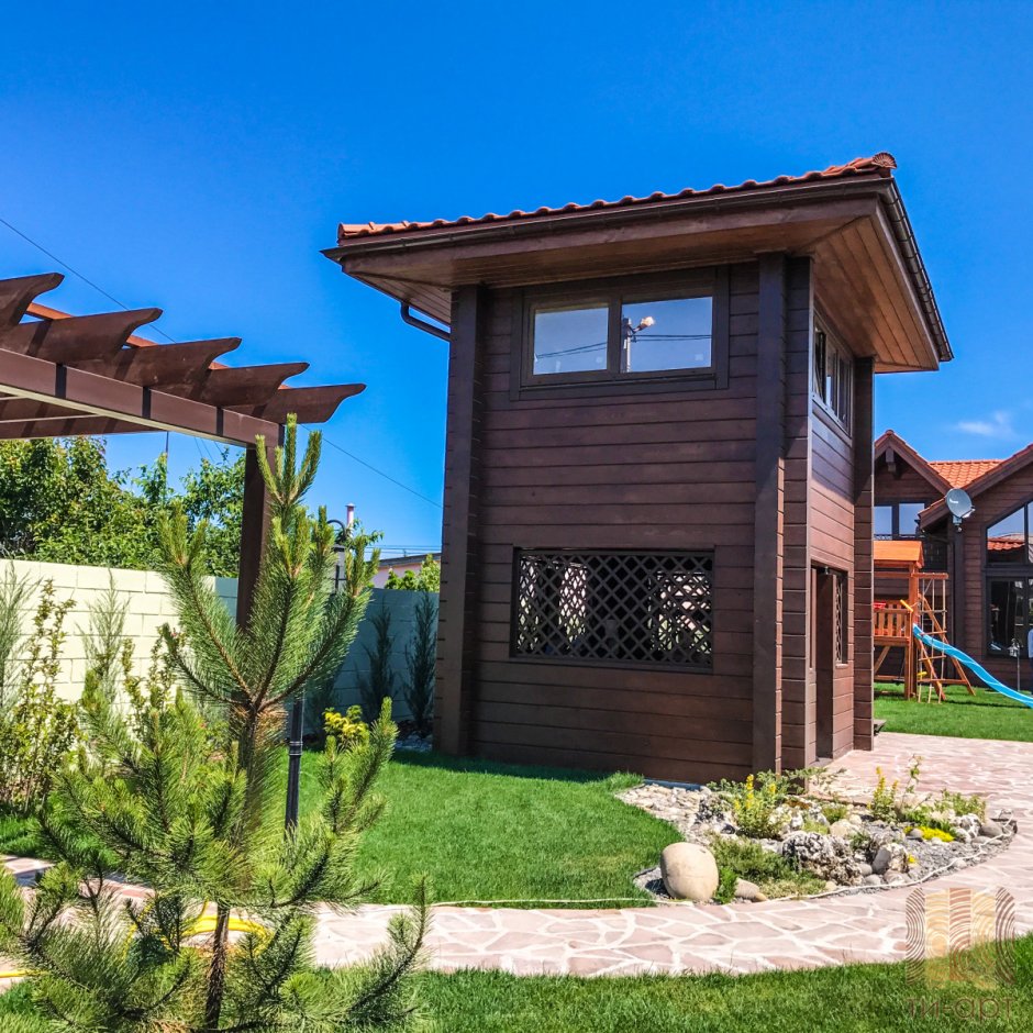 Двухэтажная теплая беседка