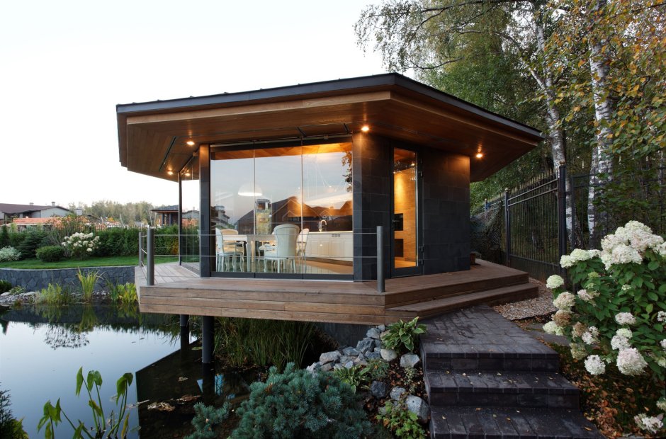 Двухэтажный дом с беседкой