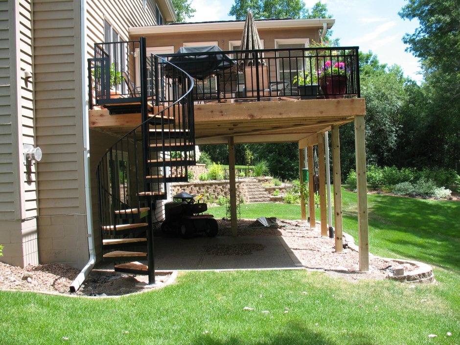 Детский домик из дерева