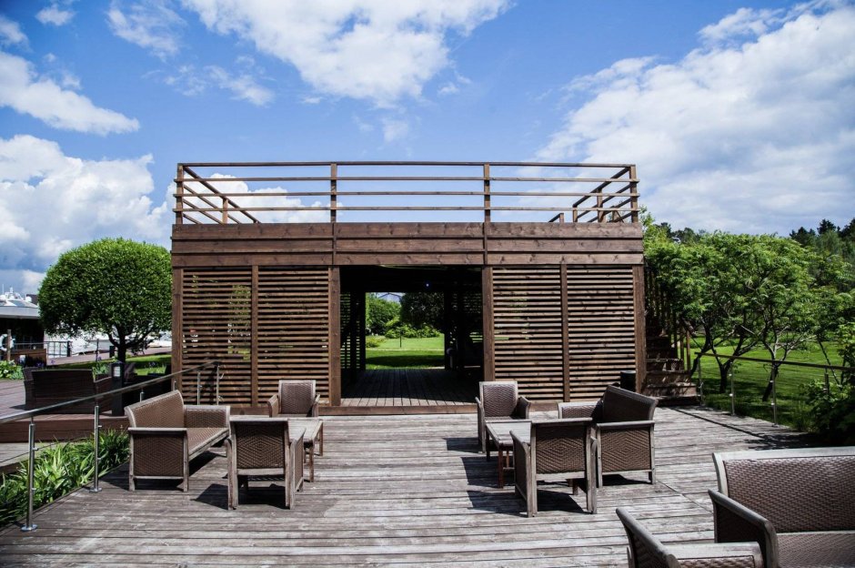 Беседка на подиуме на даче