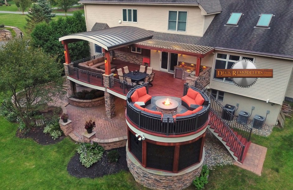 Двухэтажная беседка с открытым