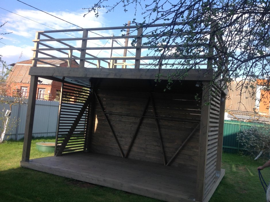 Двухэтажная беседка для дачи