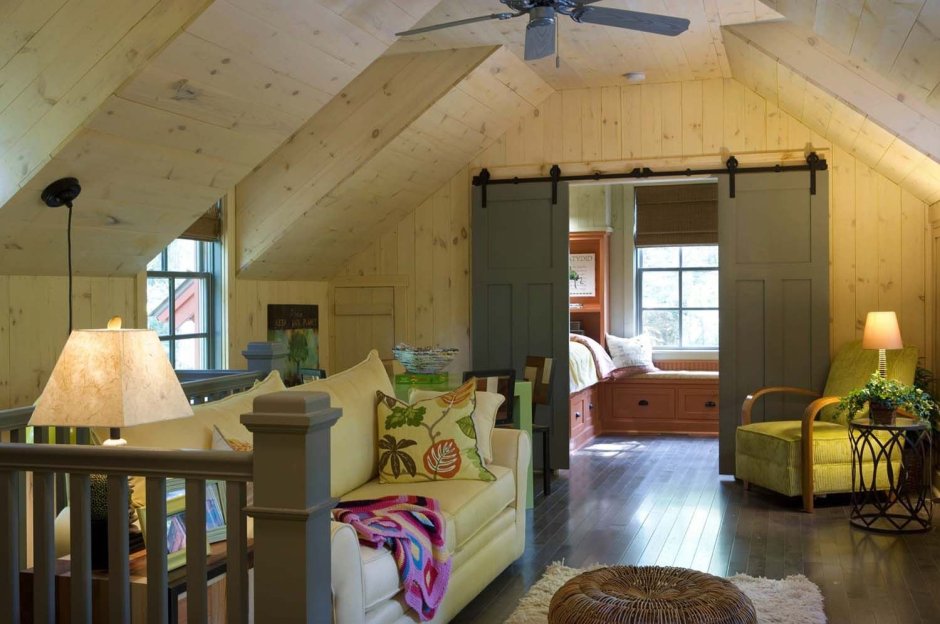 Интерьер мансарды на даче