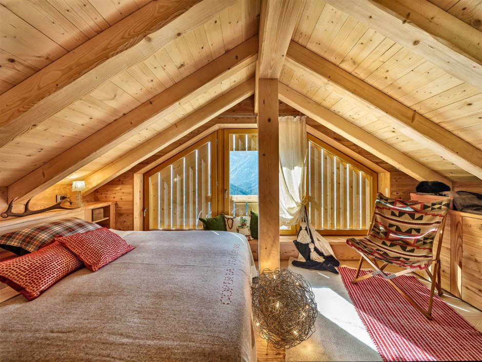 Мансарда под четырехскатной крышей интерьер