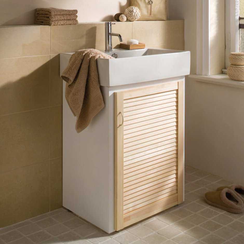 Тумба с жалюзийными дверцами