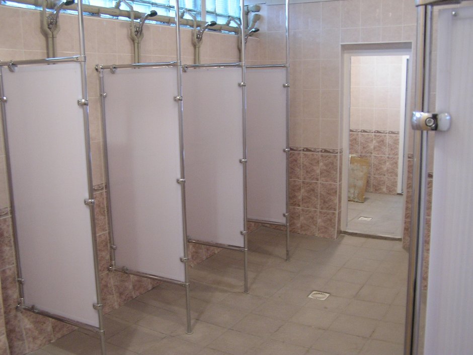 Душевые кабинки в спортзале