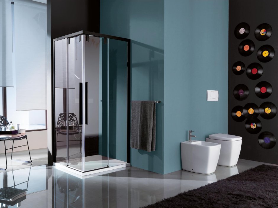 Душевая с полочками в стене