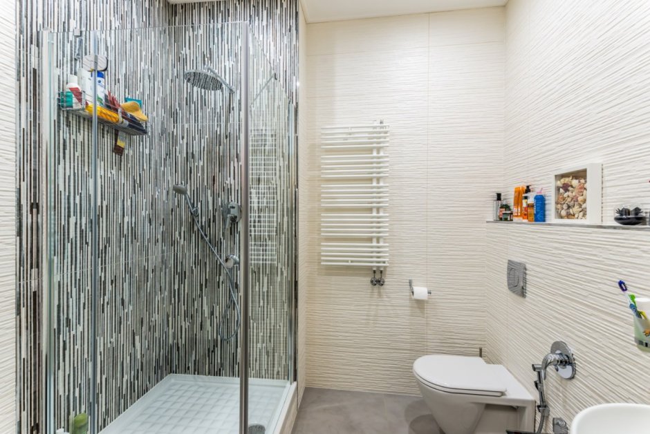 Ванная комната в корабле с душевой кабиной