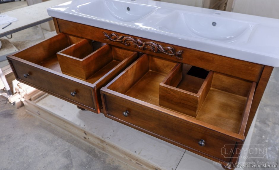 Раковина с деревянным ящиком