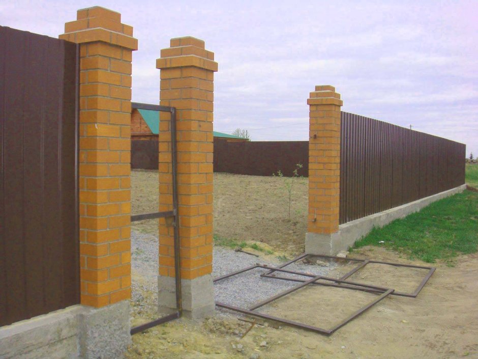 Забор из кирпичных столбов