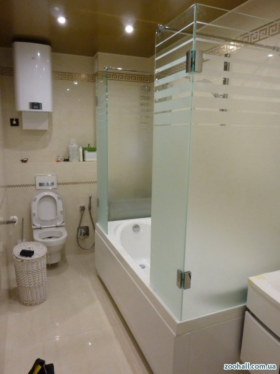 Стеклянное ограждение для ванной