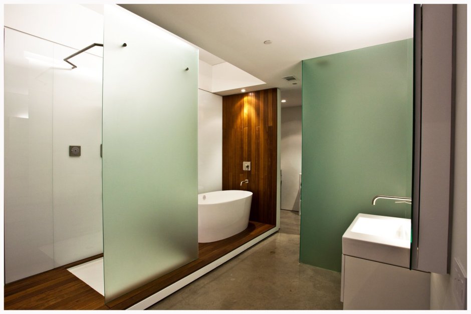 Матовая стеклянная перегородка в ванную