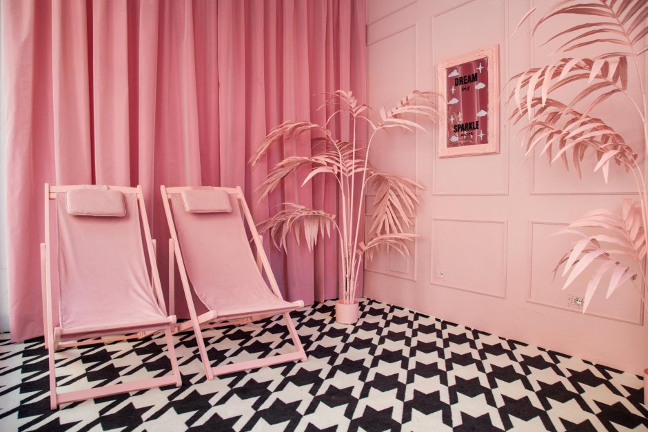 Фотостудия с розовыми стенами
