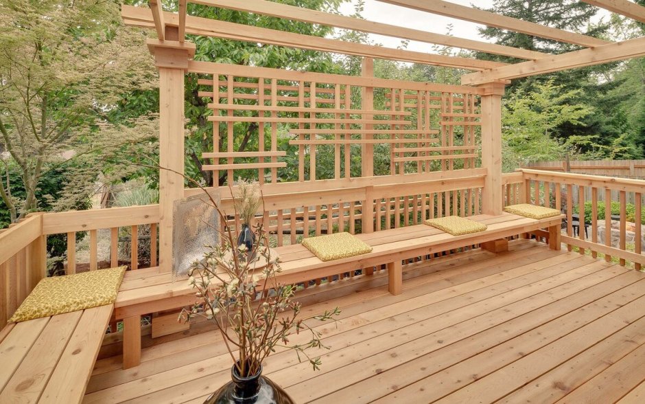 Веранда с деревянной обрешеткой