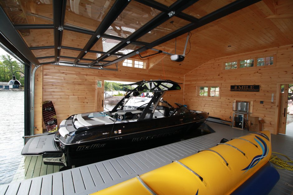Деревянный гараж для мотоцикла