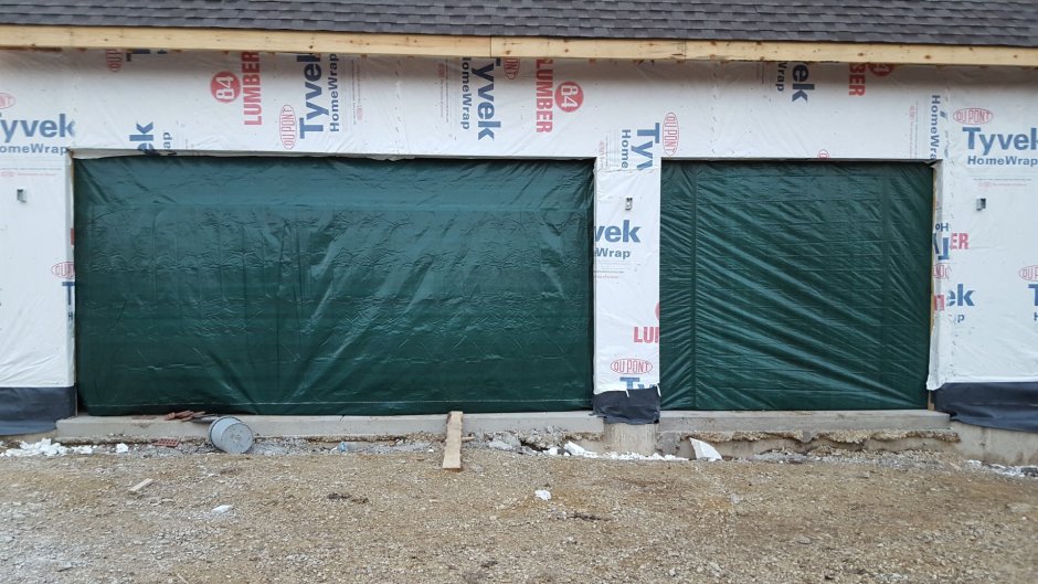 Стены из баннера в гараже