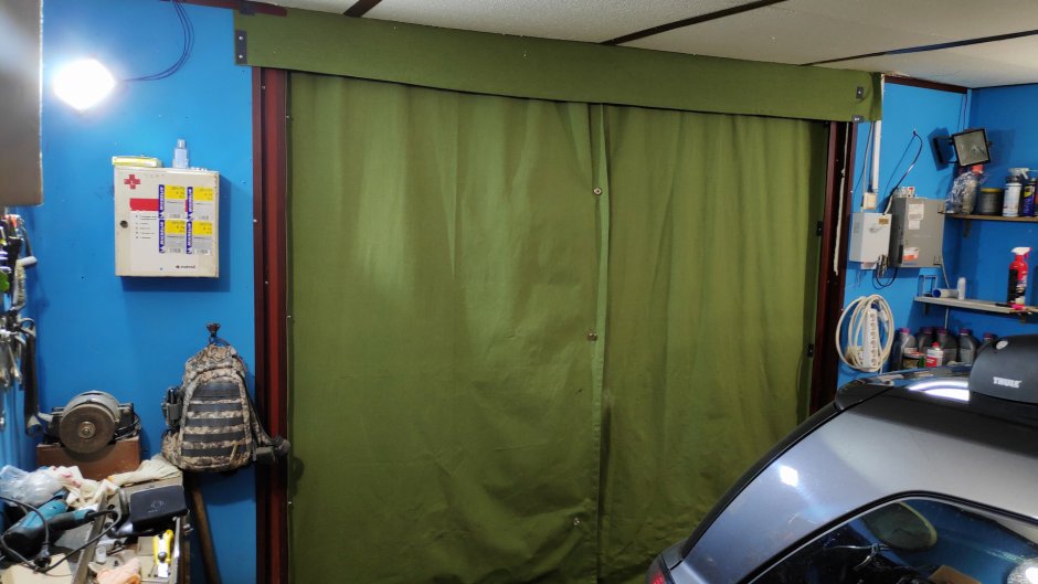 Штора из брезента в гараж