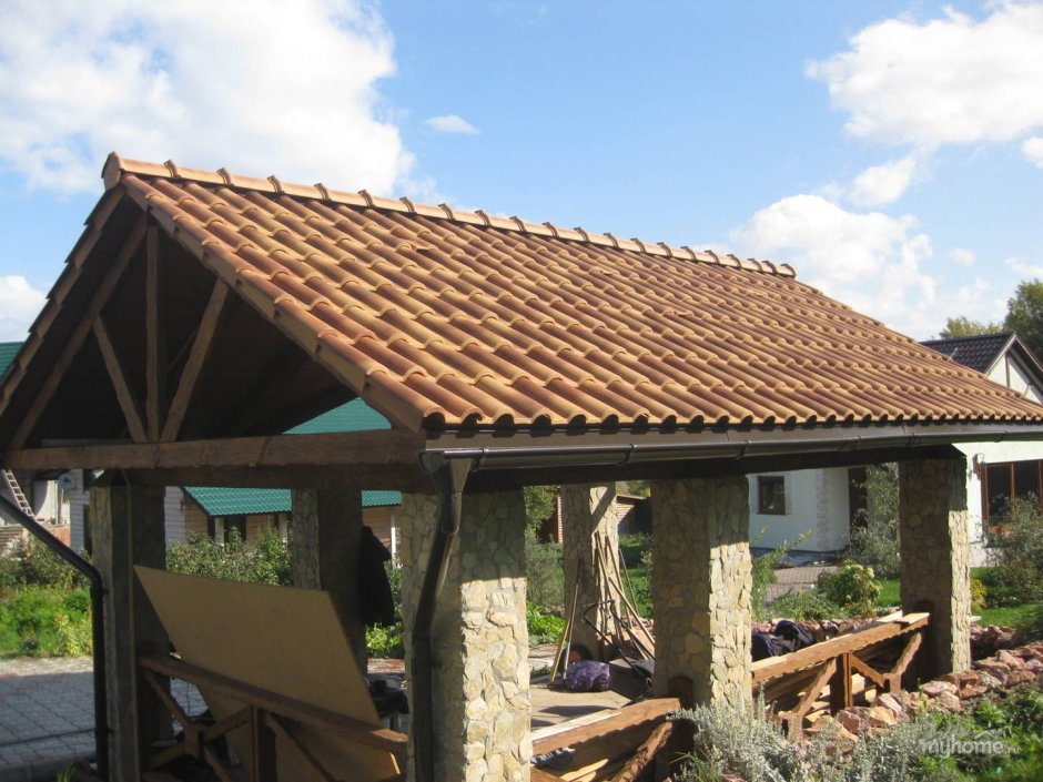 Беседка с крышей из черепицы