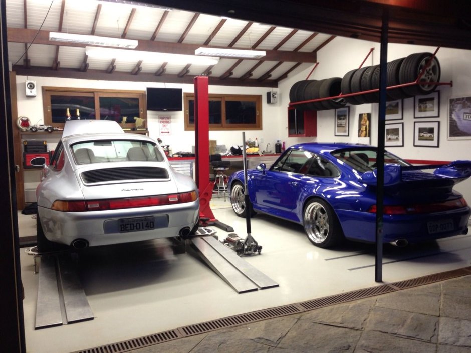 Porsche в гараже