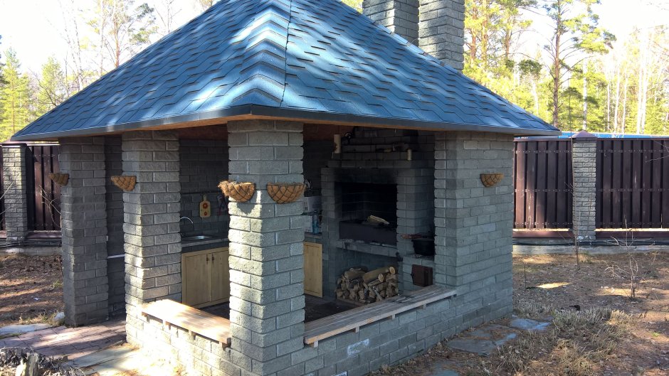 Беседка с мангальной зоной из блоков
