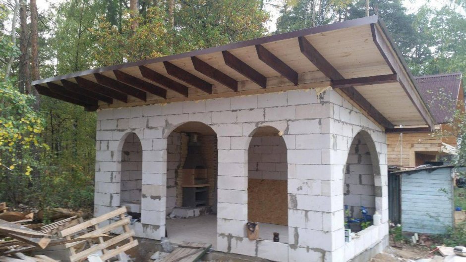 Беседка из ИНСИ блоков с мангалом