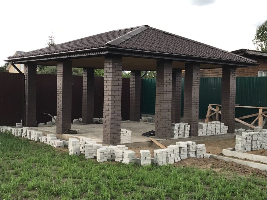 Беседка с колоннами из кирпича