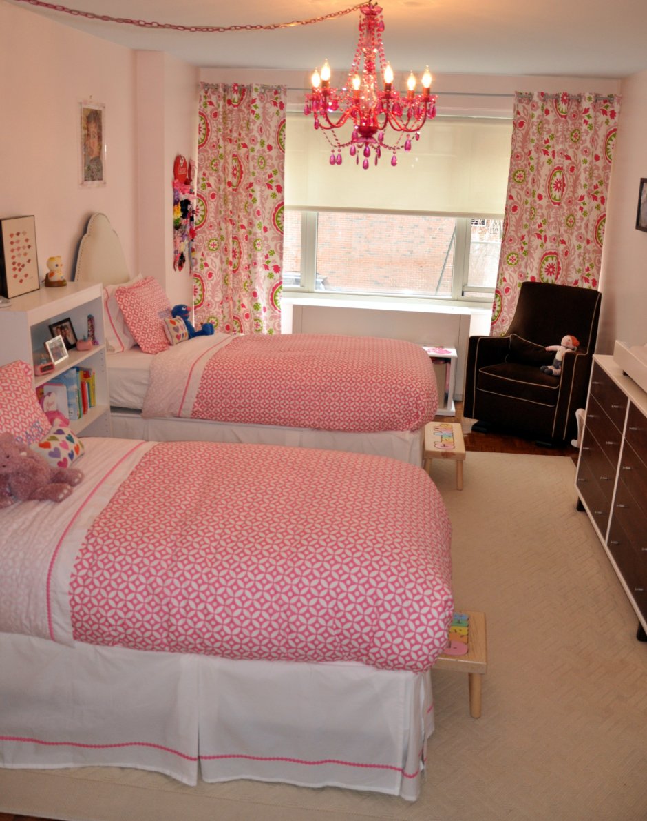 комната для девочек с двумя кроватями в маленьком помещении