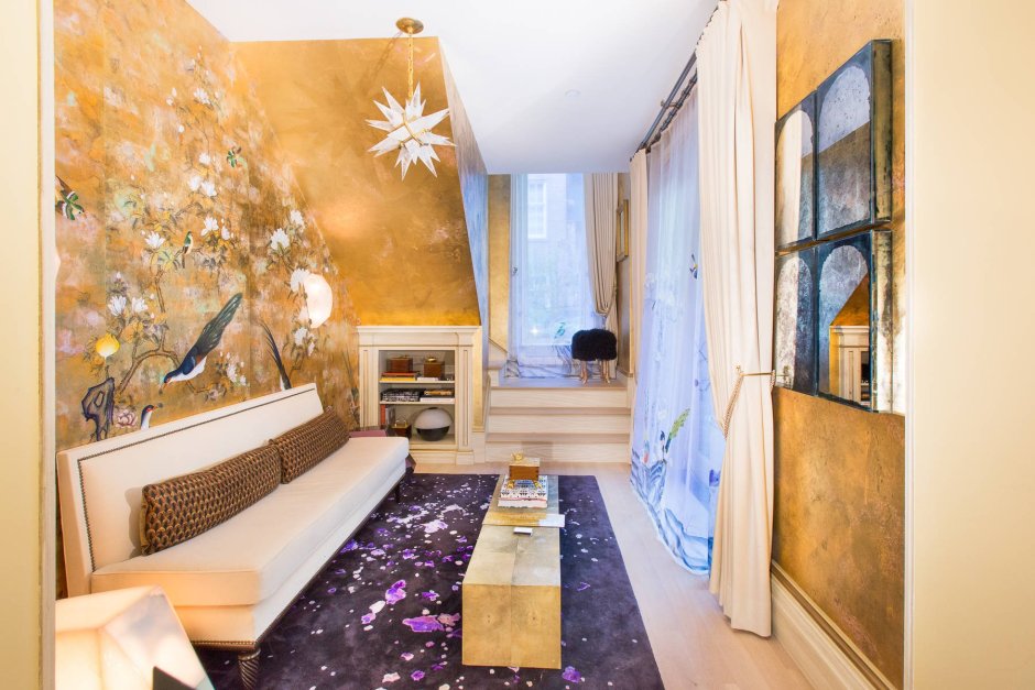 Интерьер узкой комнаты с фотообоями