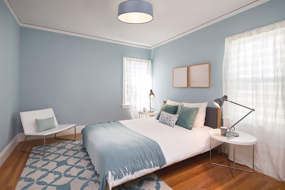 Скромный интерьер спальни