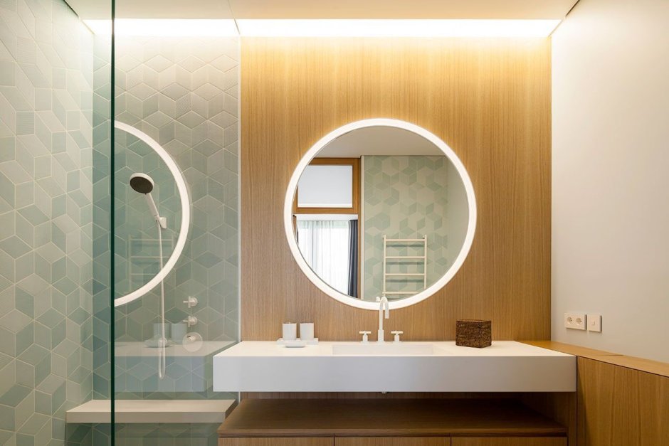 Современный санузел с полукруглым зеркалом