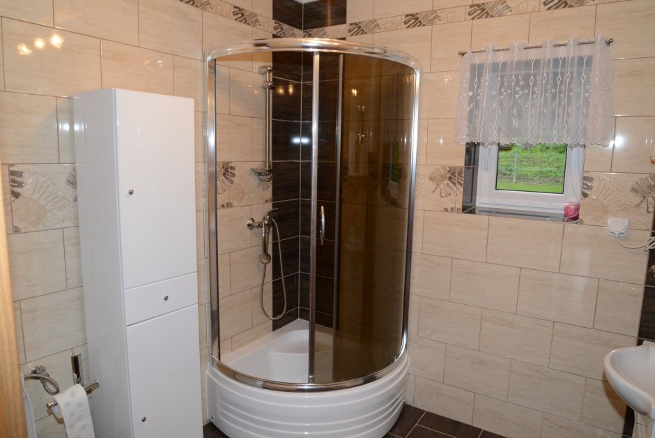 Душевая кабина на даче в доме